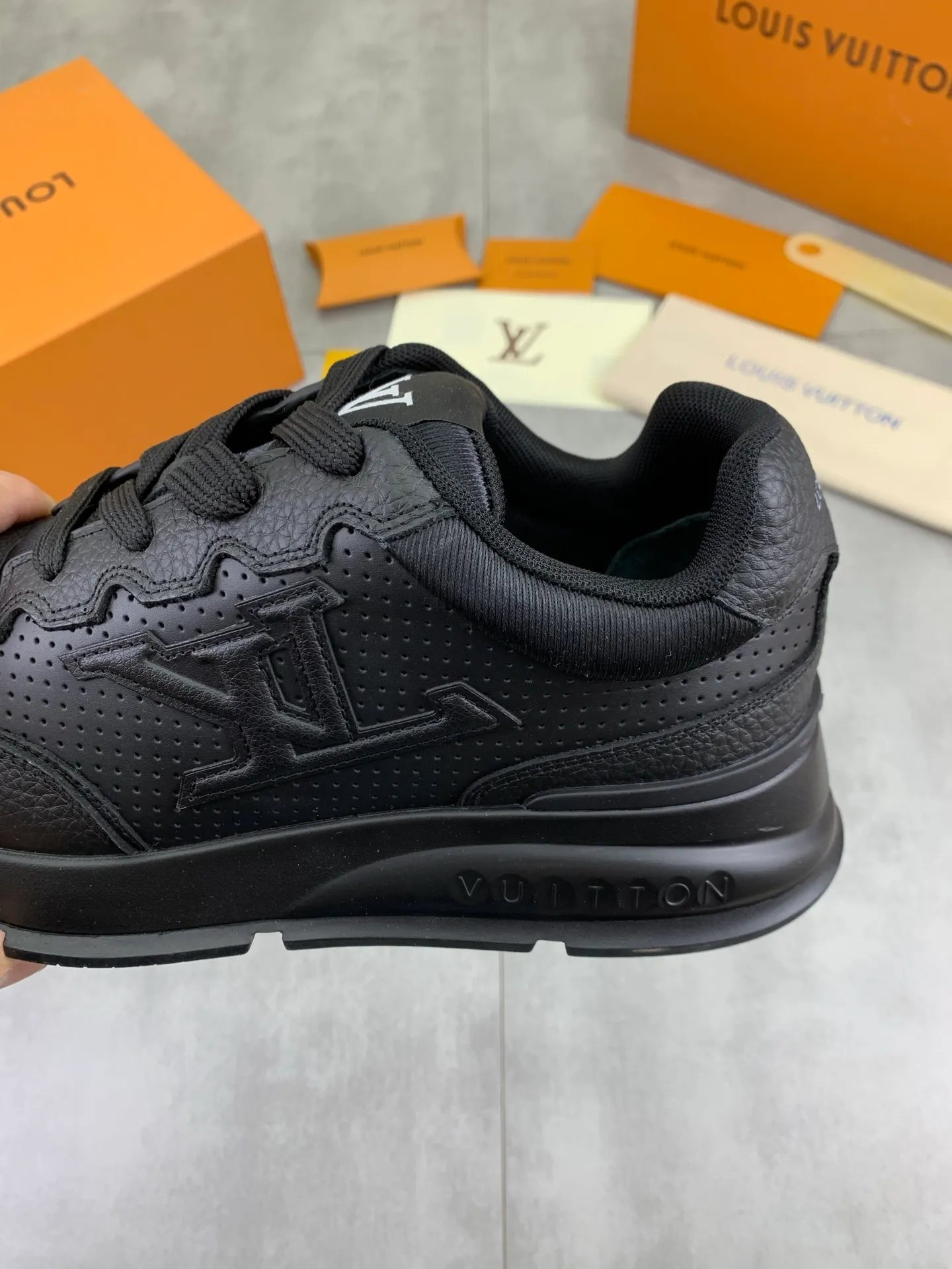 Factory price P700 💶 Top version [LOUIS VUITTON] Couple 🧑‍🤝‍🧑 Craftsman style Counter series (original order) New style 🍀LV Louis Vuitton - top version LV classic high-top trendy shoes! Made of imported original craft calfskin, original breathable lining, and original wear-resistant, lightweight, high-end TPU outsole! High quality products! 3️⃣ colors available, code numbers: female 35-39, male 39-44 (female 40, male 45 46 customized)